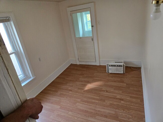 Building Photo - 3 Bedroom 1 Bathroom Townhouse
