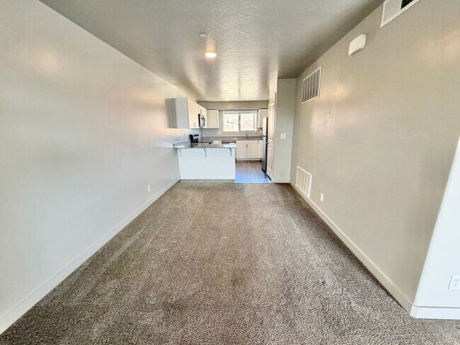 Building Photo - 2 Bed Lone Rock Condo!