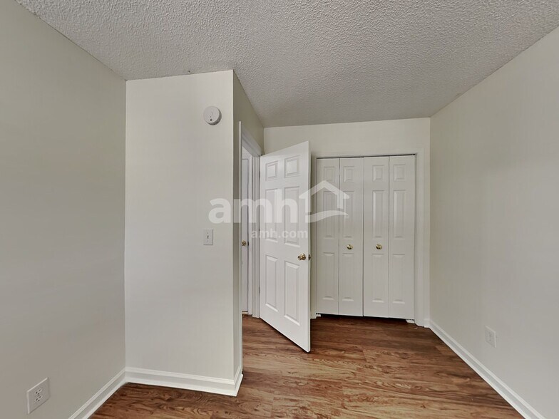 Building Photo - 3402 Mayhurst Dr