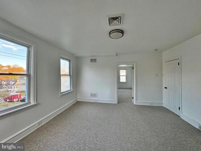 Building Photo - 1121 Rosedale Ave