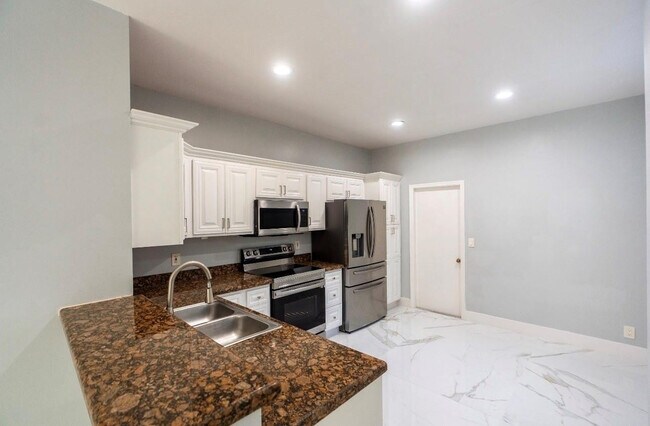 Building Photo - 1928 Madeira Dr