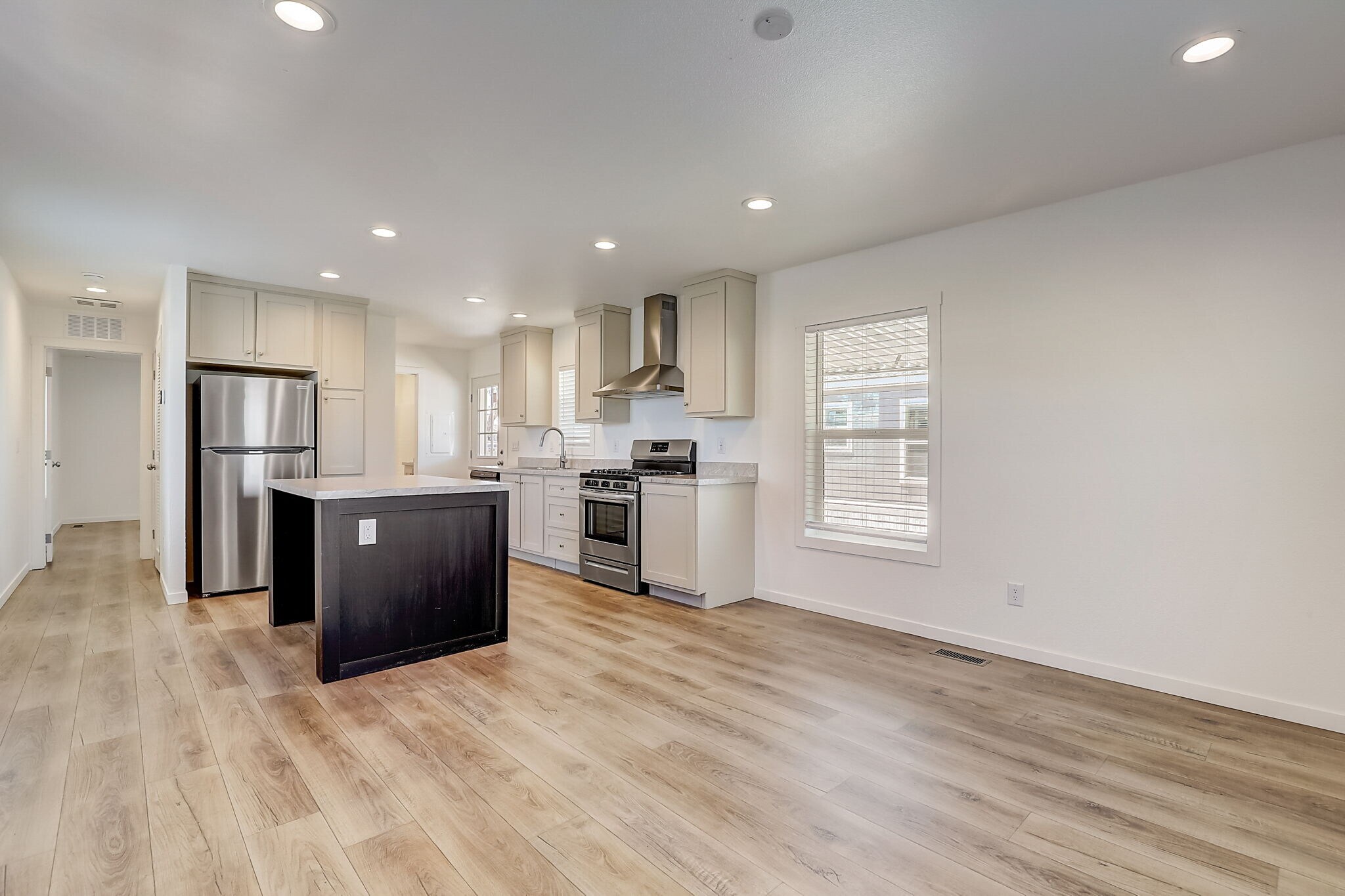 Building Photo - 3139 E Sahara Ave