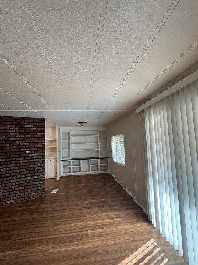 Building Photo - Beautiful rehabbed manufacture home in Lak...