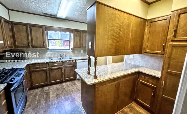 Building Photo - 493 Cedar Crest Dr