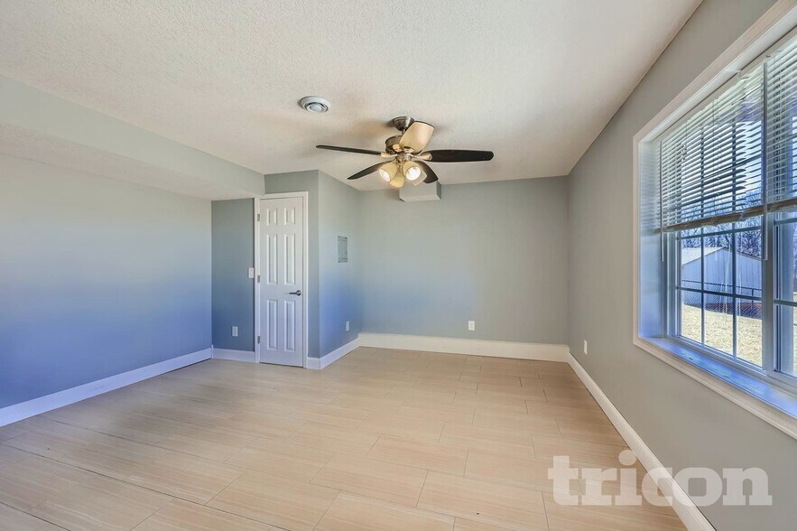 Building Photo - 4527 Mason Ave NE