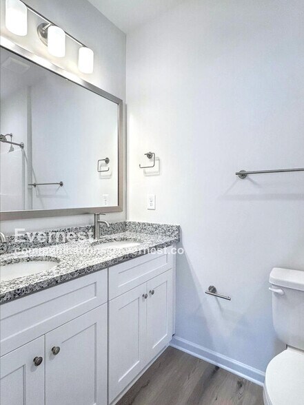 Building Photo - 413 S Davis St