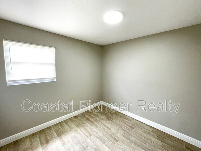 Building Photo - 8310 Croton Ave