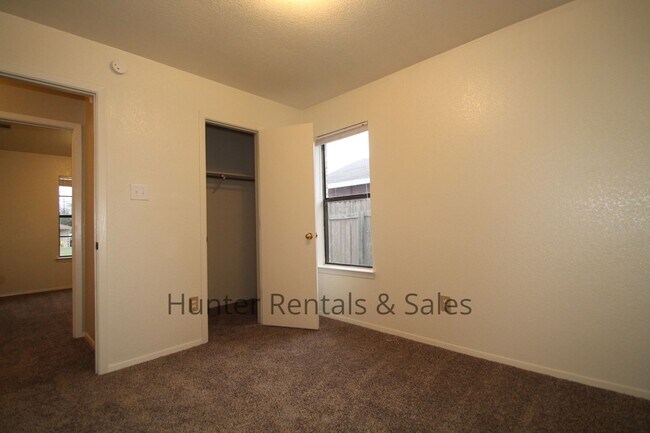 Building Photo - 4604 Fieldcrest Dr
