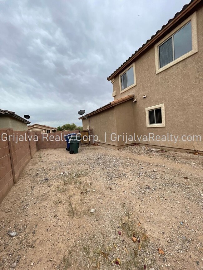 Building Photo - Beautiful 4 Bedroom House on a Large Lot  ...