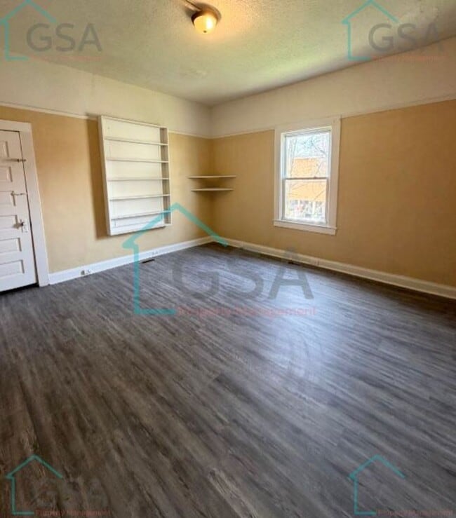 Building Photo - 2 Bedroom 1 Bath Available!