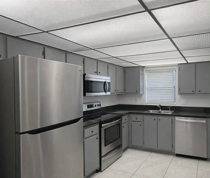 Building Photo - 3300 W Rolling Hills Cir