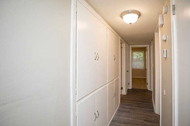 Building Photo - ** 4 Bed 2.5 Bath located in Mcgehee Allen...