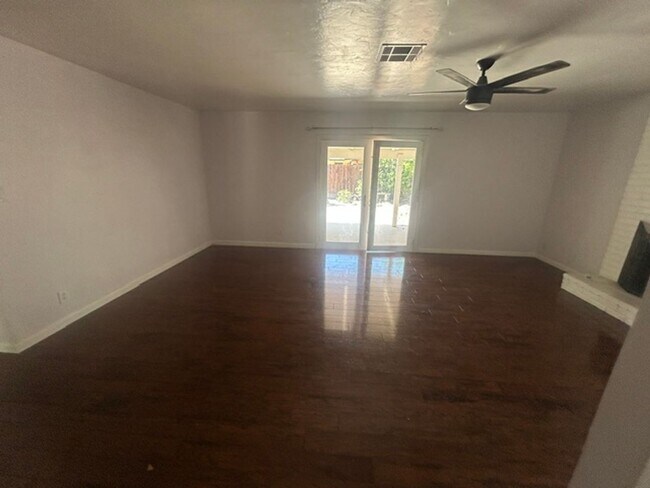 Building Photo - 3 Bedroom 2 Bathroom Centrally Located Near Shopping and Restaurants!