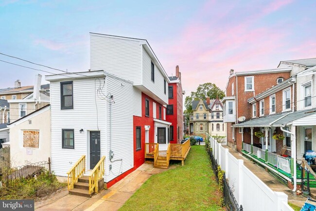 Building Photo - 32 E Elm St