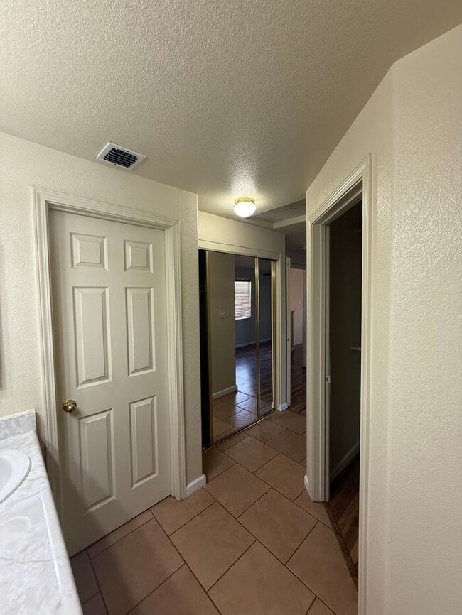 Building Photo - Spacious 3BR/2.5BA Home in Northwest Reno
