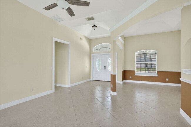 Building Photo - Large and Clean home on a corner lot. 3 Be...