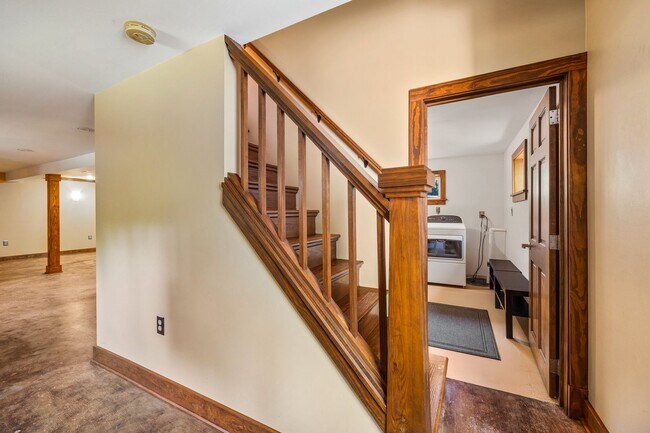 Building Photo - Meticulously maintained 3-bedroom, 2-bath ...