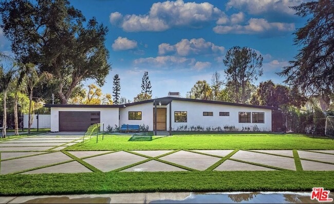 Building Photo - 22616 Oxnard St