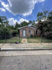 Building Photo - 1720 Portland St