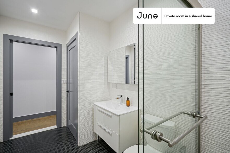 Building Photo - Room in Shared 4 bed/2 bath home