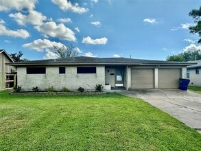 Building Photo - 1905 19th Ave N