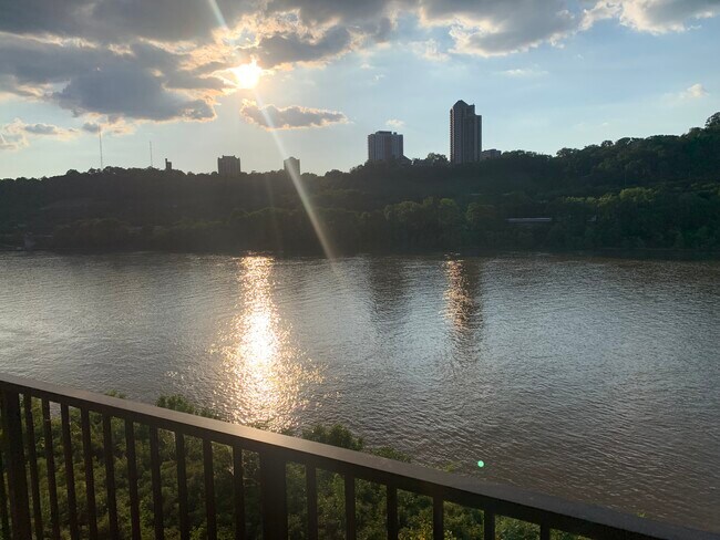 Building Photo - 617 Manhattan Blvd