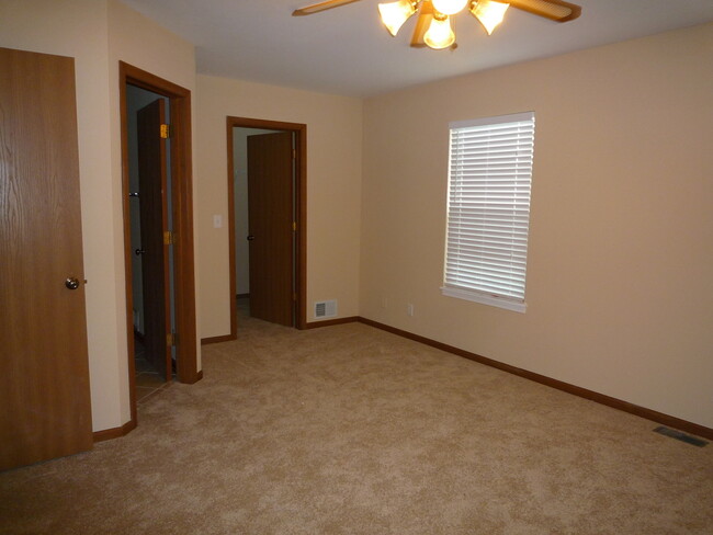 Building Photo - 14039 S Oakdale Cir