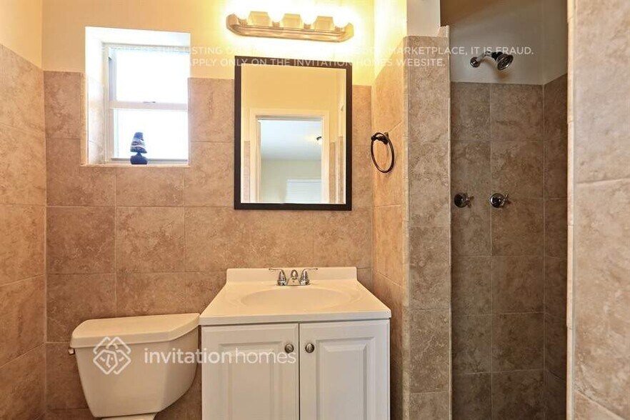 Building Photo - 2017 NE 29th Ct