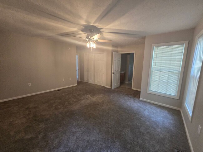 Building Photo - 3910 Sarasota Dr