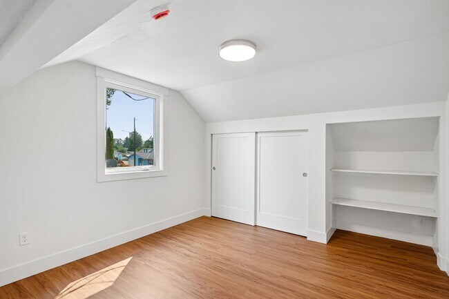 Building Photo - 131 E 70th St