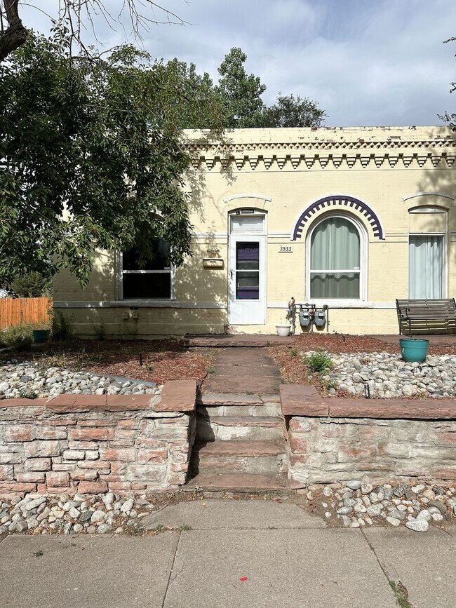 Building Photo - Adorable Sloan's Half Duplex