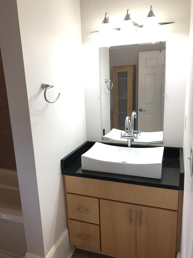 Building Photo - 380 S Upper St