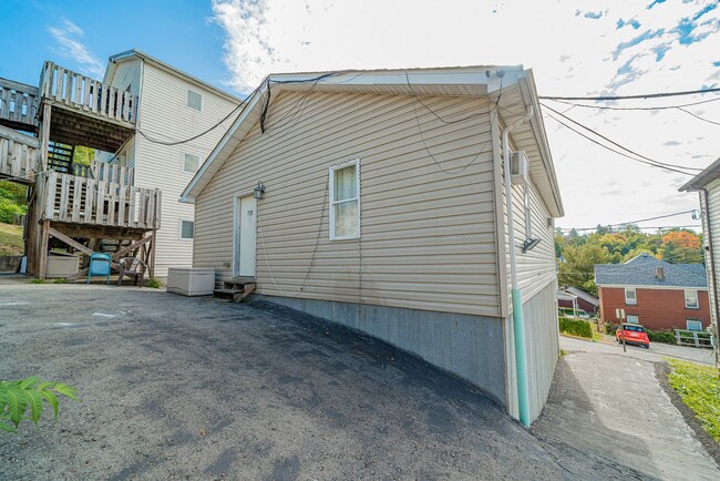 Building Photo - 3 Bedroom/ 1.5 Bathroom House -Near WVU Ma...