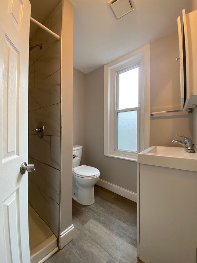 Building Photo - Renovated 3 bed townhome