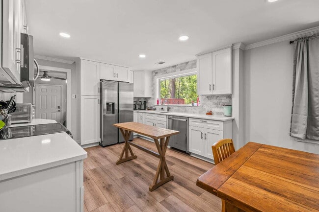 Building Photo - "Charming 3-Bedroom, 2.5-Bath Home Now Ava...