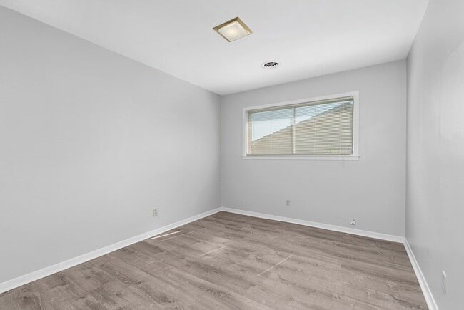 Building Photo - AUGUST PRE-LEASE Centrally Located Updated...