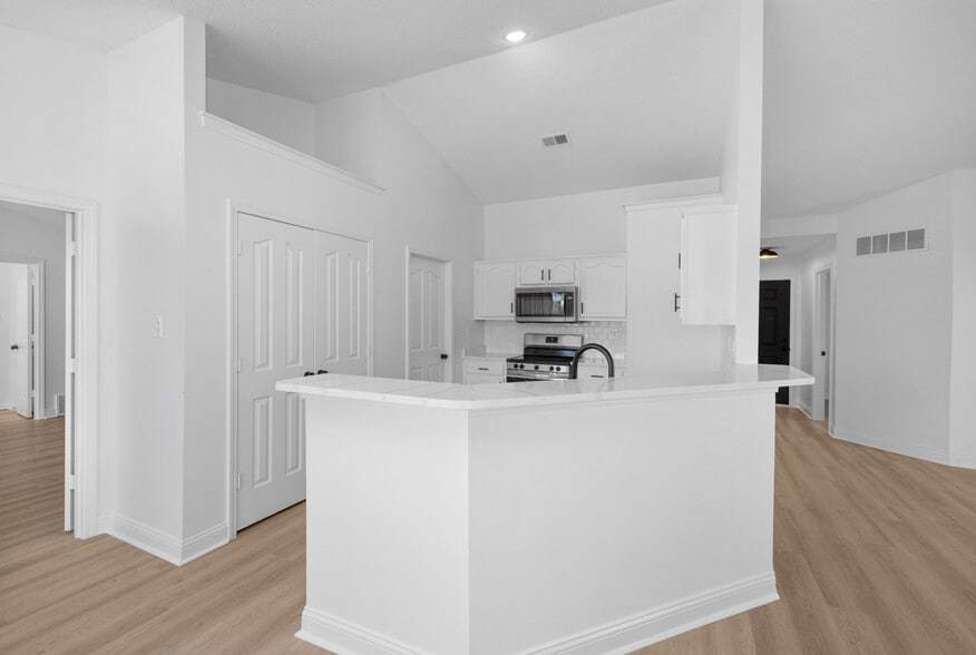 Building Photo - 750 Sweetwater Dr