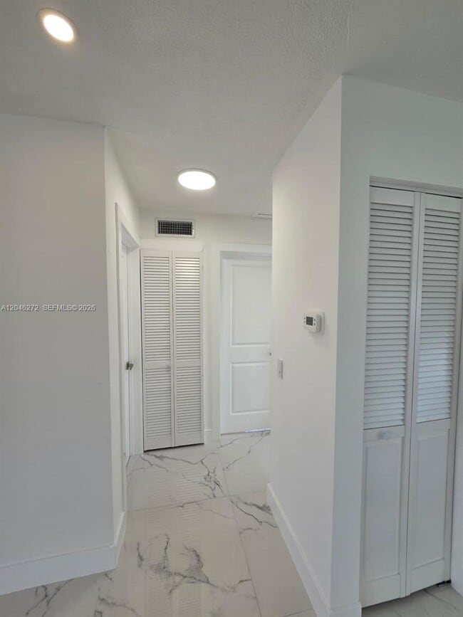 Building Photo - 305 SE Airoso Blvd