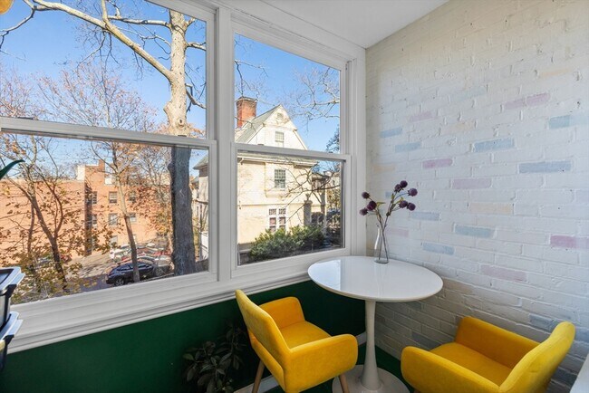 Building Photo - 325 Tappan St