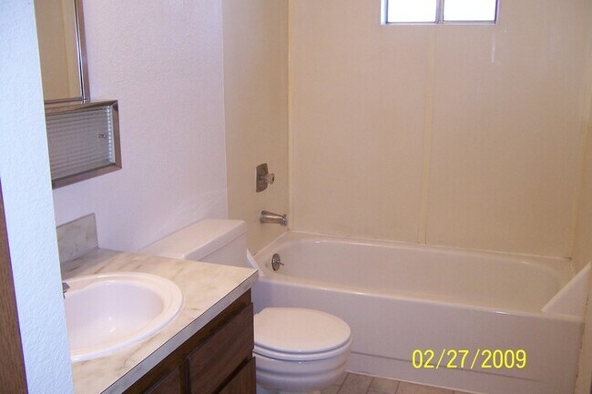 Building Photo - Single family 2 bedroom....