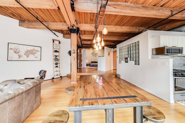 Building Photo - 913 W Van Buren St