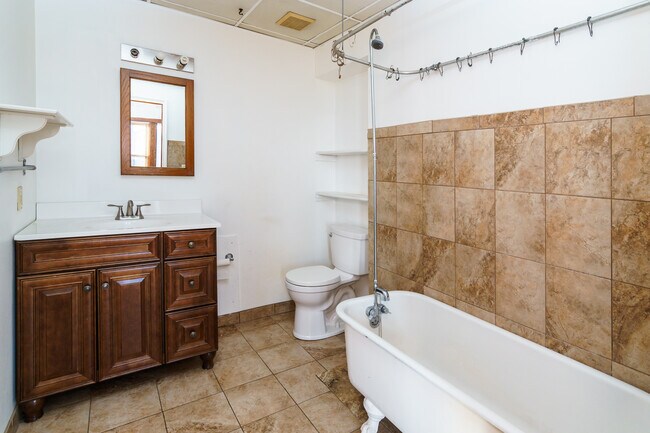 Building Photo - 614-626 W Lake St