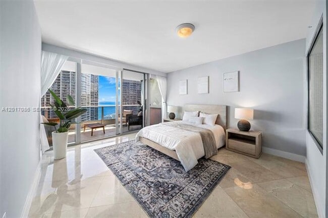 Building Photo - 200 Biscayne Blvd Way
