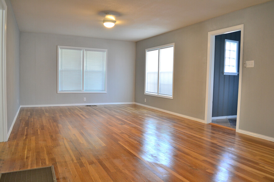 Living Room - 1007 Bawcom St