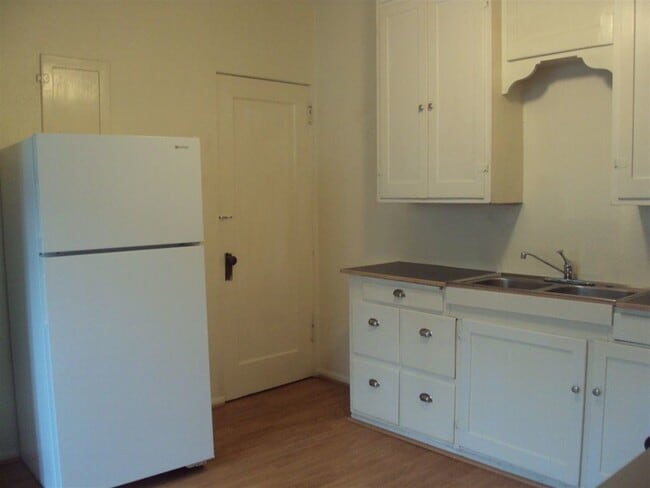 Building Photo - 216 3rd St