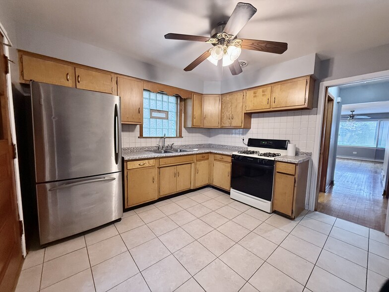 Building Photo - 2929 N Kolmar Ave