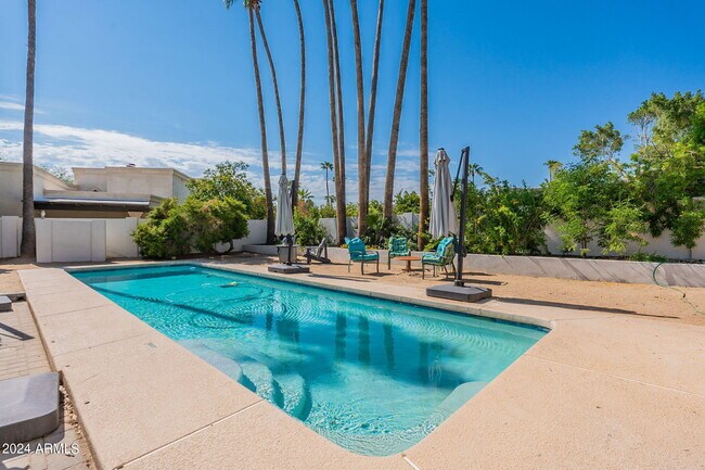 Building Photo - 8257 E Del Cadena Dr