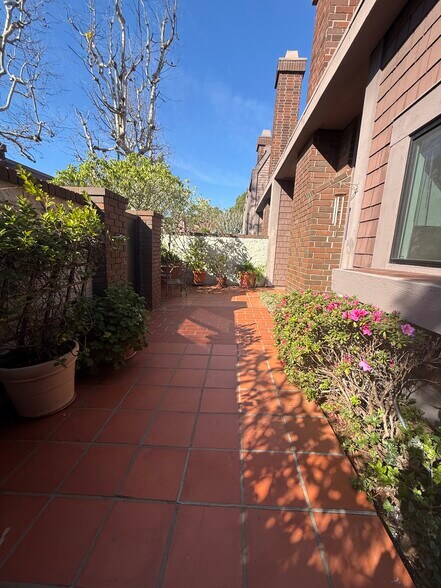 Building Photo - 4549 Alla Rd