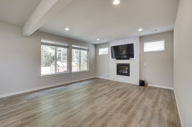Building Photo - 5 Bed PLUS Bonus Space with hot tub in Mar...