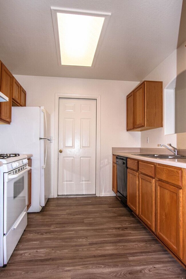 Building Photo - 6200 N Rockland Dr